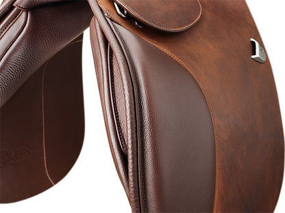 Bates Caprilli Close Contact Saddle with Forward Flap